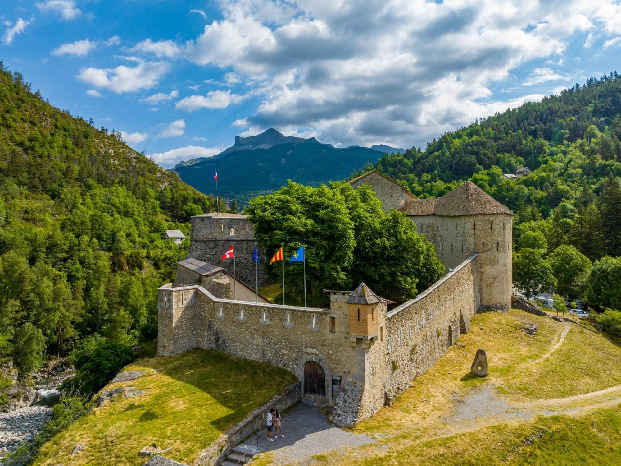 Maison Familiale Des Remparts Colmars Bagian luar foto